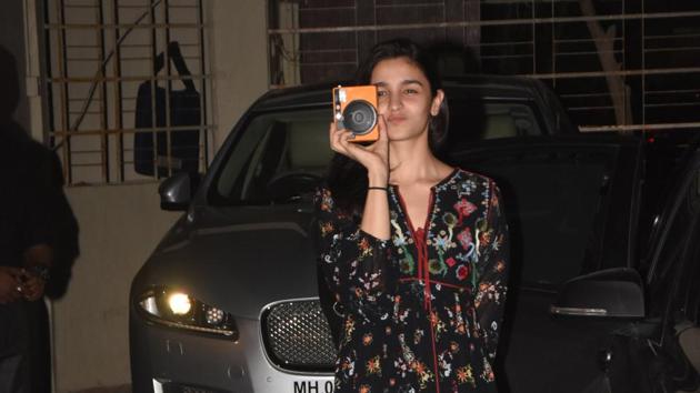 Alia Bhatt clicks paparazzi at dad Mahesh Bhatt’s birthday, Kareena ...