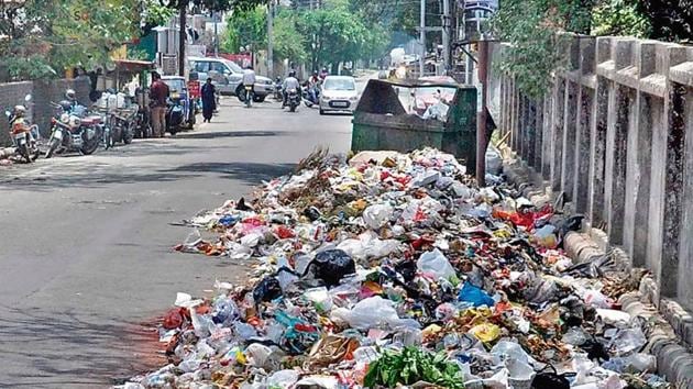 The CAG report says that 12%-22% of waste in Dehradun was not collected during 2014-2017.(VINAY SANTOSH KUMAR/HT PHOTO)