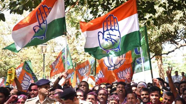 Congress and BJPsupporters outside a counting centre during the Goa election results in Panaji on March 11.(HT File Photo)