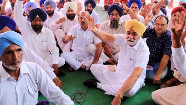 Shiromani Akali Dal workers led by former minister Sikander Singh Maluka holding a protest in Bathinda on Thursday. (Sanjeev Kumar/HT) Shiromani Akali Dal workers led by former minister Sikander Singh Maluka holding a protest in Bathinda on Thursday. (Sanjeev Kumar/HT)