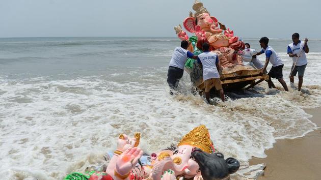 Devotees immerse an idol of the elephant-headed Hindu god Ganesh in the Bay of Bengal at Pattinapakkam beach in Chennai on September 16, 2018. (Arun Sankar / AFP) Devotees immerse an idol of the elephant-headed Hindu god Ganesh in the Bay of Bengal at Pattinapakkam beach in Chennai on September 16, 2018. (Arun Sankar / AFP)