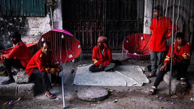 Members of a wedding band break for rest during a procession in New Delhi on September 20, 2018. (Chandan Khanna / AFP) Members of a wedding band break for rest during a procession in New Delhi on September 20, 2018. (Chandan Khanna / AFP)