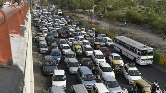 Pedestrian movement slows down traffic from NH-24 near the Sarai Kale Khan ISBT. Plans are afoot for construction of a pedestrian bridge and a parallel flyover at this point.(HT Archive)