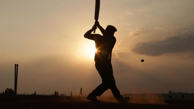 A man plays cricket against the backdrop of a setting sun in Bhopal on September 16, 2018. (Gagan Nayar / AFP) A man plays cricket against the backdrop of a setting sun in Bhopal on September 16, 2018. (Gagan Nayar / AFP)