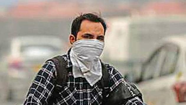 The palm-sized monitors will keep a tab on Delhi’s air during winter.(Burhaan Kinu/HT)