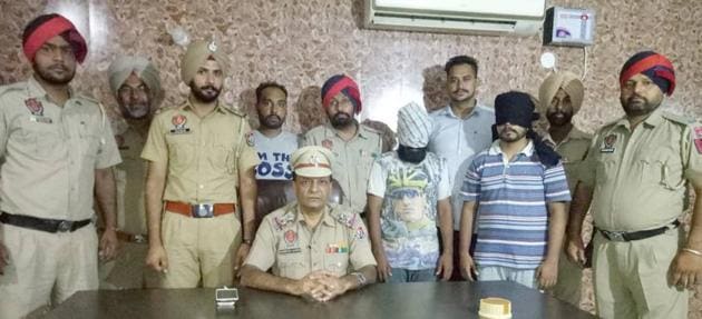 Drug Peddlers (Face Covered) arrested by Khanna Police.(HT Photo) Drug Peddlers (Face Covered) arrested by Khanna Police.(HT Photo)