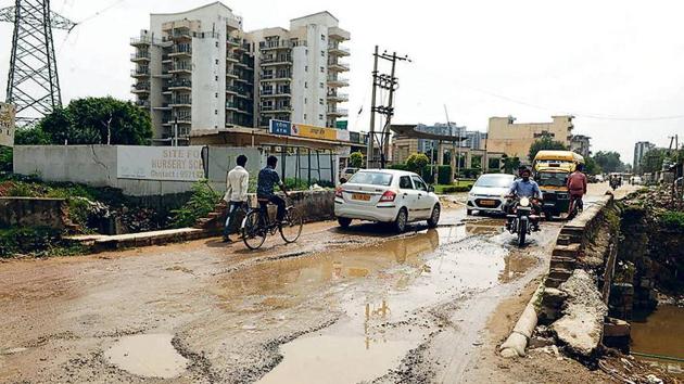 The GIS-based Harpath app enables residents to click pictures of broken or potholed roads and post them on the application, seeking repair.(Parveen Kumar/HT Archive)