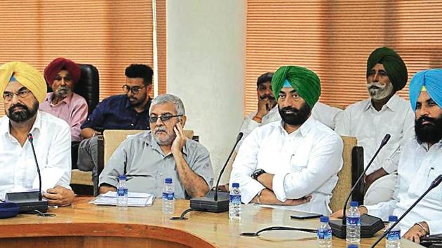 (From left) Kharrar MLA Kanwar Sandhu, Patiala MP Dharamvira Gandhi, Bholath legislator Sukhpal Singh Khaira and Lok Insaaf Party chief Simarjit Singh Bains during an ‘all-party meeting’ in Chandigarh on Friday.(HT Photo) (From left) Kharrar MLA Kanwar Sandhu, Patiala MP Dharamvira Gandhi, Bholath legislator Sukhpal Singh Khaira and Lok Insaaf Party chief Simarjit Singh Bains during an ‘all-party meeting’ in Chandigarh on Friday.(HT Photo)