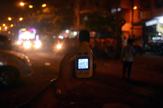 Sarita Khanchandani, the founder of NGO Hirali Foundation, holds up a sound meter to measure noise levels in Ulhasnagar.(HT Photo)