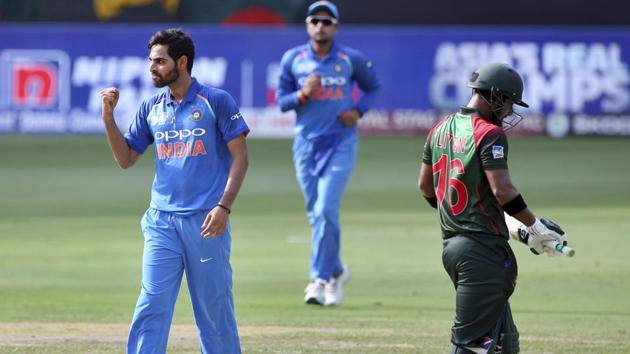 India's Bhuvneshwar Kumar, left, celebrates the dismissal of Bangladesh's Liton Das, right. (AP)