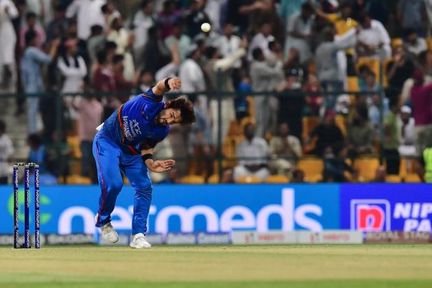 Afghanistan cricketer Gulbadin Naib bowls during the one day international (ODI) Asia Cup cricket match between Pakistan and Afghanistan. (AFP)