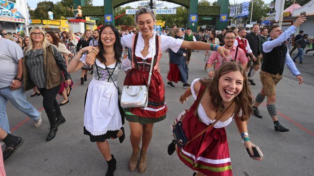 Photos| It’s tapped: Beer flows as Oktoberfest opens in Munich ...