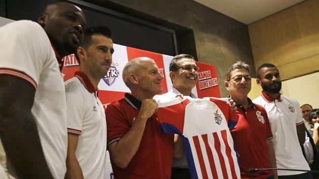 Atletico De Kolkata football club’s Head coach Steve Coppell, third left, and co-owner Sanjiv Goenka, third right, unveil the team jersey for the fifth edition of the Indian Super League (ISL) as captain Manuel Lanzarote Bruno, second left, footballer Andre Bikey, left, and assistant coach Sanjouy Sen, second right, look on in Kolkata, India, Thursday, Sept. 20, 2018.(AP)