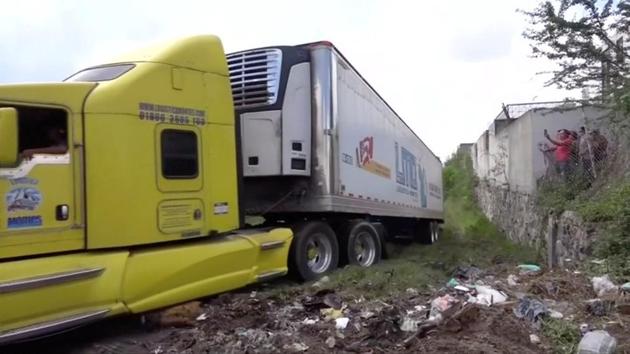 A truck leaves with an abandoned trailer full of bodies that has been parked in Tlajomulco de Zuniga, Jalisco, in this still image taken from a video obtained September 17, 2018. (Reuters Photo) A truck leaves with an abandoned trailer full of bodies that has been parked in Tlajomulco de Zuniga, Jalisco, in this still image taken from a video obtained September 17, 2018. (Reuters Photo)