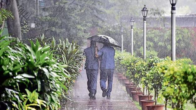 The rain brought the mercury down by 6.4 degrees Celsius, five notches below the season’s average. (Sonu Mehta/HT PHOTO) The rain brought the mercury down by 6.4 degrees Celsius, five notches below the season’s average. (Sonu Mehta/HT PHOTO)