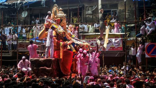 Devotees carry the idol of 'Lalbaugcha Raja' for immersion on the 11th day of Ganpati festival in Mumbai on September 23, 2018.(PTI Photo)