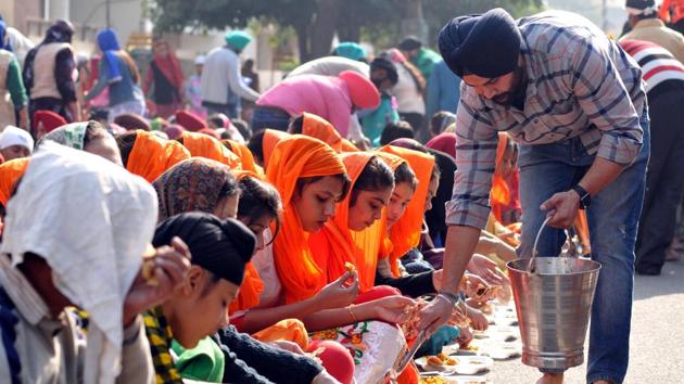 The community kitchens of remaining eight gurdwaras will switch to biofuel by the end of 2019 in a phased manner.(HT FILE PHOTO)