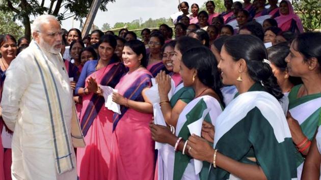 Prime Minister Narendra Modi meets with self help groups (SHG) Sahiya workers during the launch of Health Insurance Scheme in Ranchi, Sunday, Sept 23, 2018.(PTI)