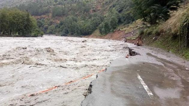 Many roads, including several national highways, have been blocked due to landslides across Himachal Pradesh. The tourist town of Manali has been cut off from district headquarters Kullu and rest of the state after an overflowing Beas river submerged roads on either side of the river after torrential rain during the last 24 hours. (Birbal Sharm/HT)