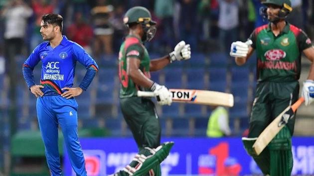 Afghanistan bolwer Rashid Khan (L) looks on during the one day international (ODI) Asia Cup cricket match between Afghanistan and Bangladesh at The Sheikh Zayed Stadium in Abu Dhabi on September 23, 2018. (Photo by GIUSEPPE CACACE / AFP) (AFP)