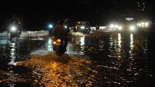 Vehicles wade through waterlogged street after heavy rain, at Hero Honda chowk, in Gurugram, India, on Sunday, September 23, 2018. (HT Photo) Vehicles wade through waterlogged street after heavy rain, at Hero Honda chowk, in Gurugram, India, on Sunday, September 23, 2018. (HT Photo)