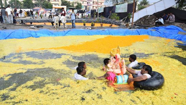 Pune, India -sunday,September 23, 2018 On behalf of the Asavani Associates, the response to the immersion of Ganesh immersion in the artificial pond created for the purpose of immersion in Vaibhav Nagar, Pimpri. in Pune, India, on Sunday,September 23, 2018. (HT PHOTO) 