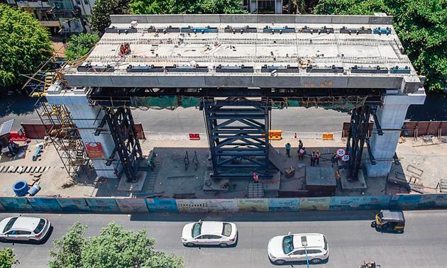 The city has been dug up for the metro rail project. Seen in the picture is the ongoing construction work for the Pune Metro (Vanaz to Ramwadi corridor) on Paud road.(HT/PHOTO)