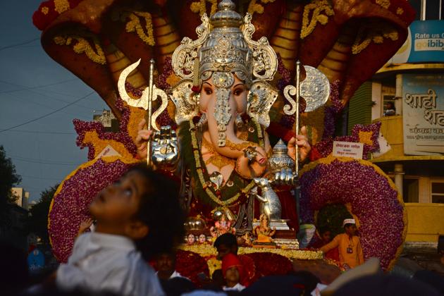 Ganeshotsav 2018: City bids adieu to ‘Bappa’ amidst dhol tasha beats ...