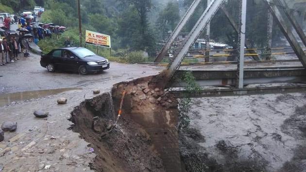 Heavy rains lashed parts of Jammu and Kashmir and Himachal Pradesh killing six people and blocking roads, officials said on Monday. Many roads including several national highways have been blocked due to landslides across the state. The tourist town of Manali has been cut off after an overflowing Beas river submerged roads after torrential rain during the last 24 hours. (HT Photo) Heavy rains lashed parts of Jammu and Kashmir and Himachal Pradesh killing six people and blocking roads, officials said on Monday. Many roads including several national highways have been blocked due to landslides across the state. The tourist town of Manali has been cut off after an overflowing Beas river submerged roads after torrential rain during the last 24 hours. (HT Photo)