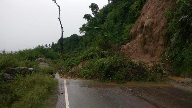 The Dharamshala-Kangra road is blocked due to landslide at Chetru. (HT Photo) The Dharamshala-Kangra road is blocked due to landslide at Chetru. (HT Photo)