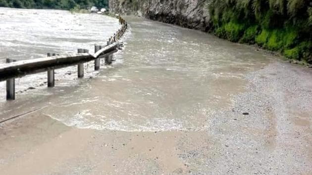 The waters of Beas river reached the main road in Kullu district in Himachal during heavy rainfall, September 23, 2018.(HT Photo) The waters of Beas river reached the main road in Kullu district in Himachal during heavy rainfall, September 23, 2018.(HT Photo)