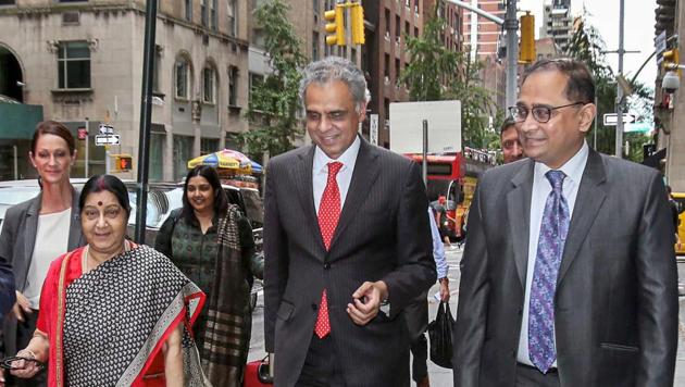 External affairs minister Sushma Swaraj being received by India's Permanent Representative to the UN Ambassador Syed Akbaruddin (C) and India's Consul-General in New York, ambassador Sandeep Chakravorty (right).(PTI Photo)