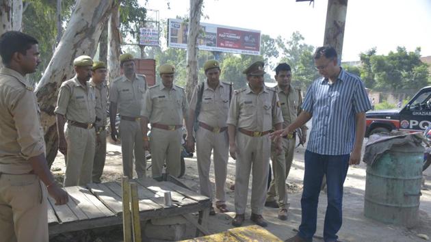 Officials said that five or six police personnel sustained injuries after they were attacked by blades and bitten.(HT File Photo)