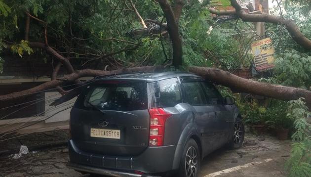 A large tree fell on a car at DLF phase1, E Block on Sunday night after heavy rain that damaged several electric poles and disrupted power supply, in Gurugram, India, on Monday, September 24, 2018. (Yogendra Kumar/HT PHOTO) A large tree fell on a car at DLF phase1, E Block on Sunday night after heavy rain that damaged several electric poles and disrupted power supply, in Gurugram, India, on Monday, September 24, 2018. (Yogendra Kumar/HT PHOTO)