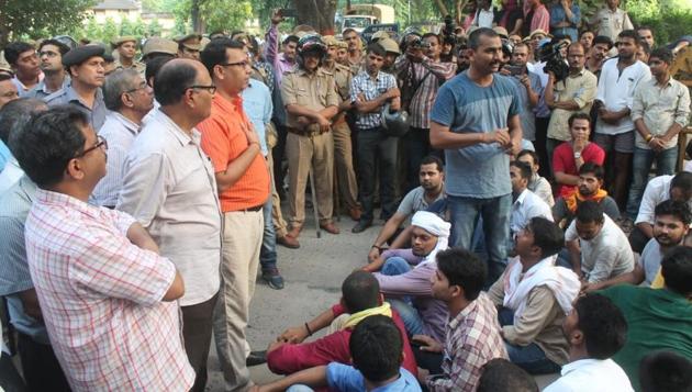 Hostellers go for a sit-in protest opposite Birla hostel. (Rajesh Kumar/HT Photo) Hostellers go for a sit-in protest opposite Birla hostel. (Rajesh Kumar/HT Photo)