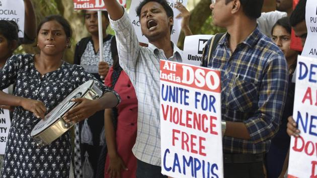 Members of All India Democratic Students' Organisation and various other groups protest against ABVP for allegedly indulging in violence at the Jawaharlal Nehru University (JNU) campus, in Delhi University on Wednesday, September 19, 2018.(Sanchit Khanna/HT PHOTO)