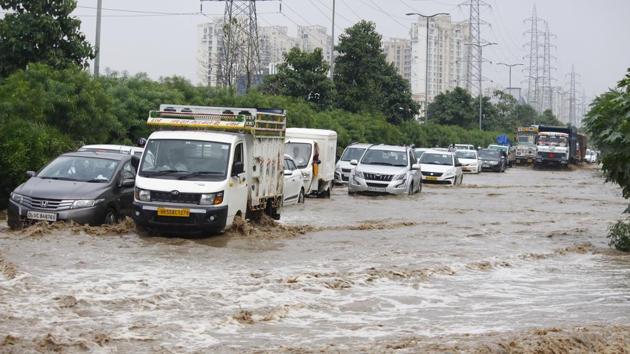 Vehicles wade through a waterlogged street after heavy rains at Golf Course extension road near Emaar building Sector 66, in Gurugram, India, on Monday, September 24, 2018. (Yogendra Kumar/HT PHOTO) Vehicles wade through a waterlogged street after heavy rains at Golf Course extension road near Emaar building Sector 66, in Gurugram, India, on Monday, September 24, 2018. (Yogendra Kumar/HT PHOTO)