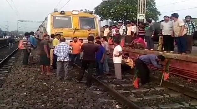 A train stopped by protesters on Howrah-Bardhaman main line during the BJP-backed Bengal bandh on Wednesday.(ANI photo)