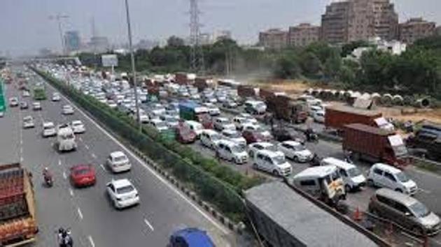 It is worth mentioning here that over 3.5 lakh vehicles use the Delhi-Gurgaon Expressway every day. During the winter season, there is usually a sharp rise in the number of accidents in this thoroughfare. (HT File Photo) It is worth mentioning here that over 3.5 lakh vehicles use the Delhi-Gurgaon Expressway every day. During the winter season, there is usually a sharp rise in the number of accidents in this thoroughfare. (HT File Photo)