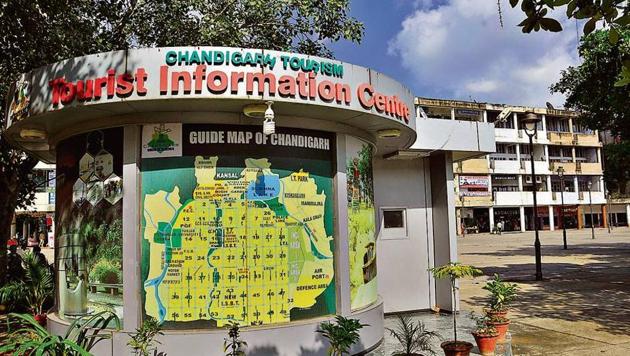 The Chandigarh Tourism’s Tourist Information Centre in Sector 17 shows the district courts in Sector 17 (encircled), whereas they were shifted to Sector 43 four years ago.(HT Photo)