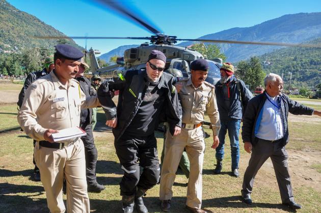 Stranded tourists being brought to Kullu after they were rescued by the Indian Air Force from snow-marooned Lahaul & Spiti district of Himachal Pradesh on Wednesday.(PTI)