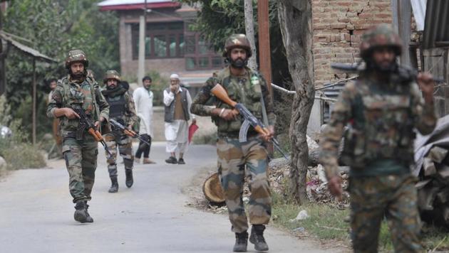 Officials said over 40,000 additional paramilitary forces are being deployed for the polls besides the 16,000 central forces that were retained after the Amarnath Yatra.(Waseem Andrabi/HT File Photo)