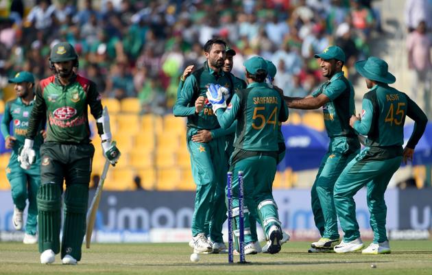 Pakistan cricketer Junaid Khan (C) celebrates with teammates after he dismissed Bangladesh batsman Liton Das. (AFP)