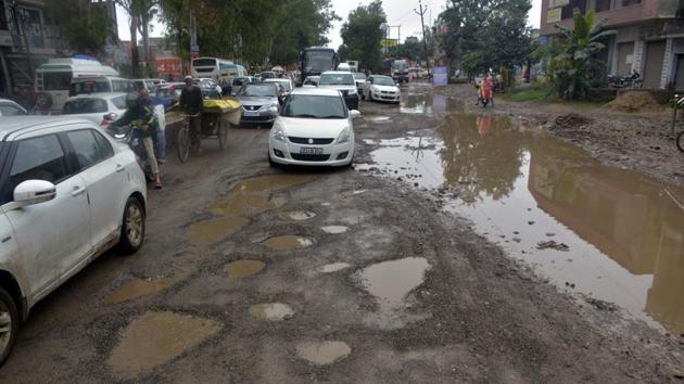 Potholed roads seen at the Delhi-Meerut Road NH58, at Murad Nagar.(HT File Photo)