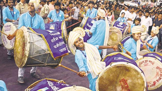 Use of traditional dhol-tasha pathaks has had a positive impact on the noise levels during the Ganesh festival this year. (SHANKAR NARAYAN/HT PHOTO) Use of traditional dhol-tasha pathaks has had a positive impact on the noise levels during the Ganesh festival this year. (SHANKAR NARAYAN/HT PHOTO)