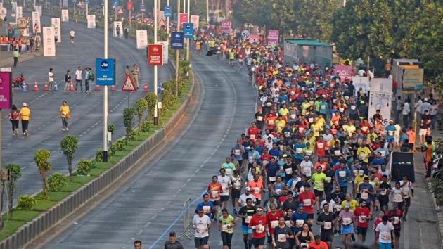Participants run at Marine Drive during TATA Mumbai Marathon 2018 in Mumbai, India.(Satyabrata Tripathy/HT Photo)