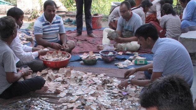 Of the 23 donation boxes of Ranchi’s Pahadi temple, counting of notes in four boxes was completed by the evening of September 25, 2018. (Parwaz Khan / HT Photo) Of the 23 donation boxes of Ranchi’s Pahadi temple, counting of notes in four boxes was completed by the evening of September 25, 2018. (Parwaz Khan / HT Photo)