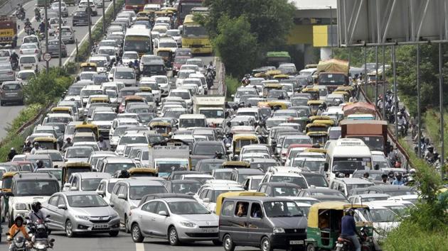 Traffic seen at Geeta Colony flyover due to closure of Old Yamuna bridge after rise in water level of the river due to recent rains, in New Delhi, India on Monday, July 30, 2018.(Sonu Mehta/HT PHOTO)