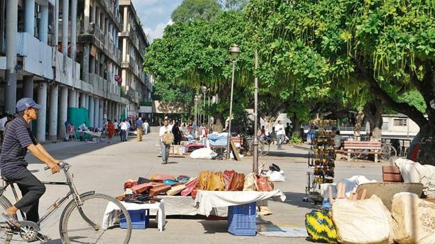 Sector 17, the heartbeat of the city, has been run over by vendors in the last decade. MC estimates put the number of illegal vendors in Sector 17 at over 500. (HT Photo) Sector 17, the heartbeat of the city, has been run over by vendors in the last decade. MC estimates put the number of illegal vendors in Sector 17 at over 500. (HT Photo)