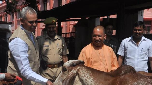 Himachal Pradesh governor Acharya Dev Vrat *left) spoke at a function about the benefits of ‘desi’ cows at an event in Gorakhpur where UP chief minister Yogi Adityanath (right) was also present. (HT Photo)